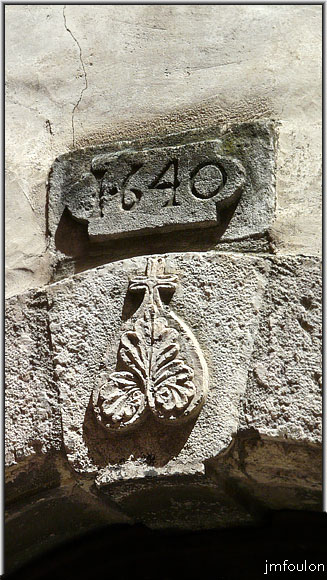 tallard-46web.jpg - Rue Chevallerie - Détail de la clé de voute datée de 1640