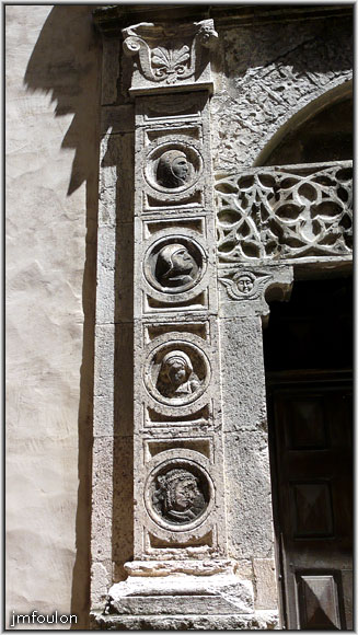 tallard-51web.jpg - Rue Chevallerie - Grand portail ouvragé de style renaissance de l'église Saint Grégoire - Partie gauche