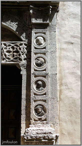 tallard-52web.jpg - Rue Chevallerie - Grand portail ouvragé de style renaissance de l'église Saint Grégoire - Partie droite