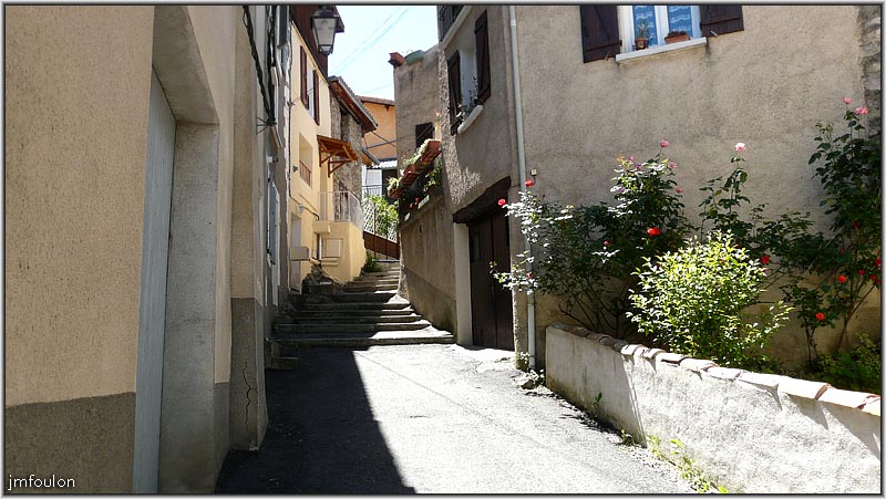 tallard-62web.jpg - Rue de la Chapelle. Anciennement rue Rompe Cul - Aujourd'hui, des escaliers ont remplacés la calade