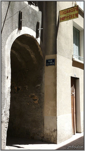 tallard-79web.jpg - Rue des Arcs - Etroit passage couvert