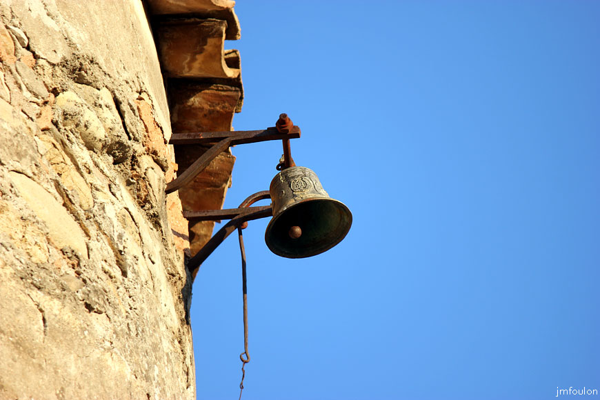 theze-chateau-07web.jpg - Thèze - Sur la tour-pigeonnier se trouve une cloche ouvragée d'une vingtaine de centimètres de diamètre environ