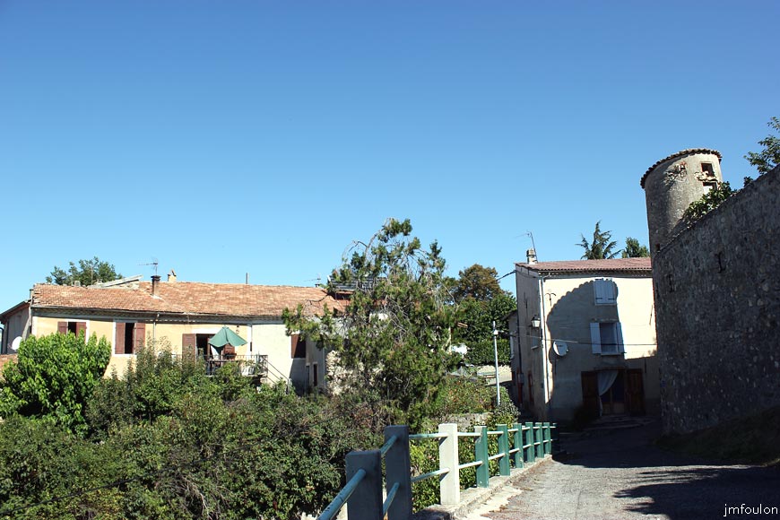 theze-chateau-08web.jpg - Thèze - Vue vers le Nord depuis l'Ouest du château