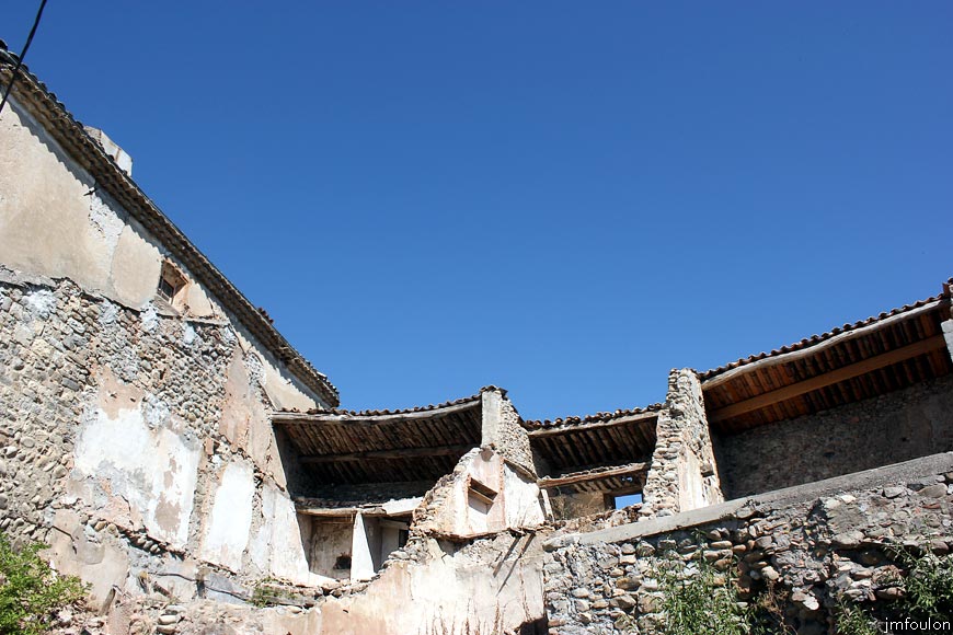 theze-chateau-09web.jpg - Thèze - Ruines au Sud du château dont on voit à gauche un partie de la façade Est