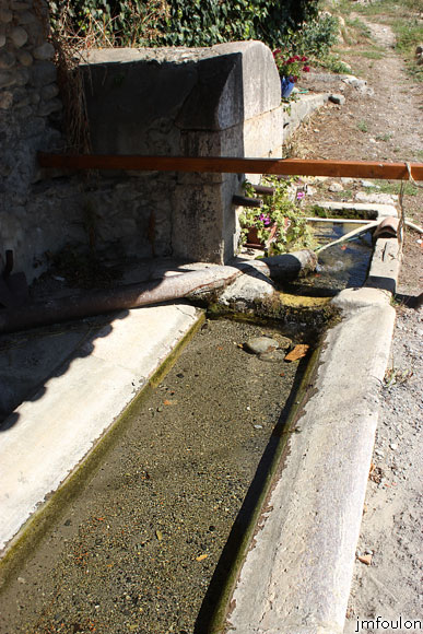 theze-jardins-09web.jpg - Thèze - Celle-ci comporte un petit lavoir