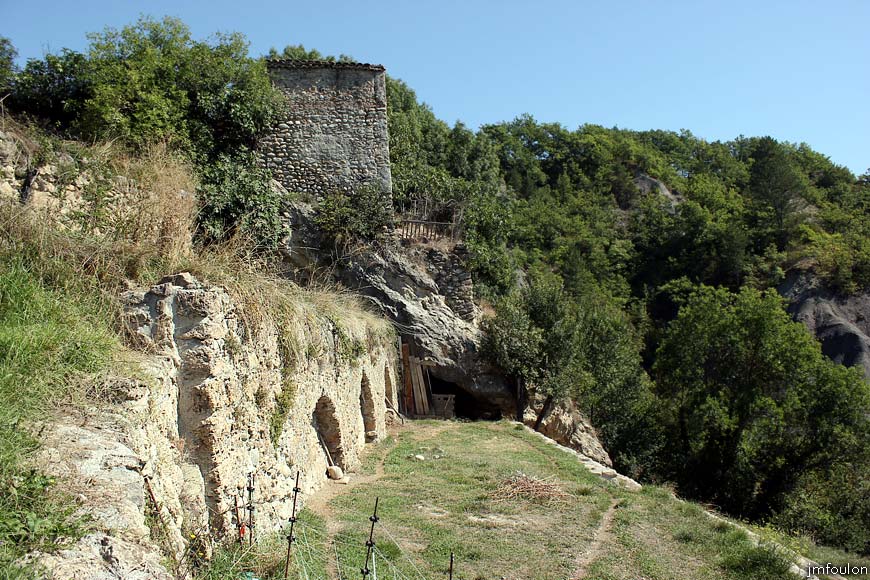 theze-jardins-13web.jpg - Thèze - Une des terasses en  restanques au pied du cabanon vue en début de galerie