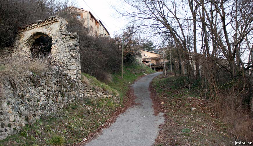 theze-pigeonnier-01web.jpg - Thèze - A l'Ouest du village en contrebas, se trouve un beau pigeonnier dans un terrain plat et clos, auquel on accède par une ouverture voutée monumentale surmontée d'un fronton comportant trois rangs de gênoise