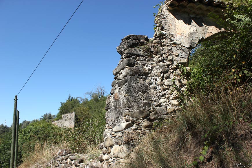 theze-pigeonnier-04web.jpg - Thèze - Au fond du terrain, le pigeonnier. A droite il reste quelques traces d'un enduit sous la gênoise