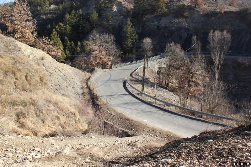 theze-tour-chenes_013.JPG - Nous rejoignons maintenant la D4 que nous allons suivre sur 220 m avant de remonter dans la colline plein Est