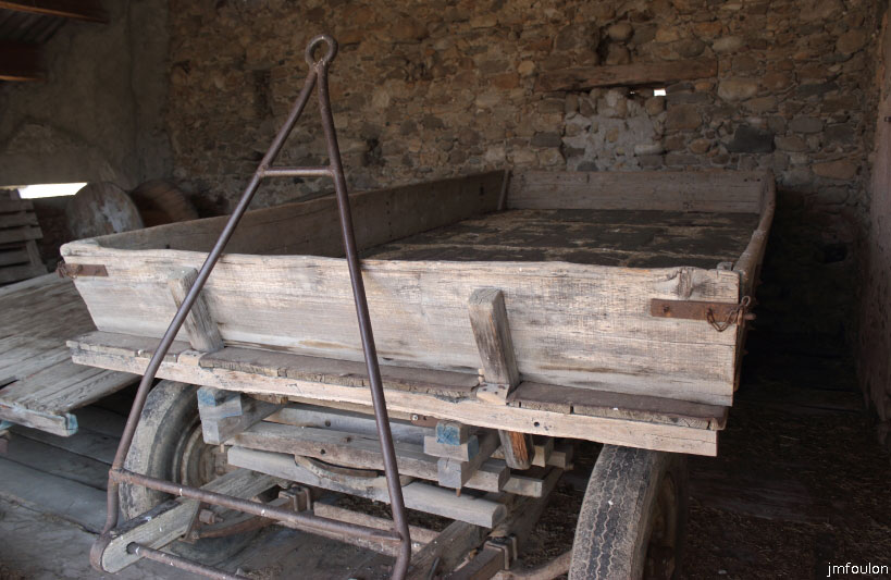 theze-tour-chenes_035.JPG - A l'intérieur de la bergerie (partie haute)