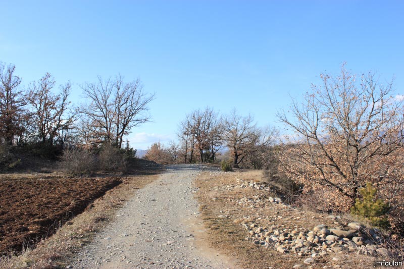 theze-tour-chenes_038.JPG - Continuons sur cette piste en direction des ruines des Ponchons qui se trouvent à environ 1 Km