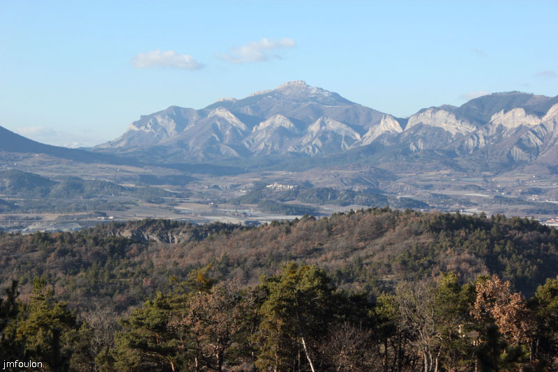 theze-tour-chenes_062.JPG - Les crêtes du Beynon et  Aujour. Au centre, on aperçois le village de Ventavon