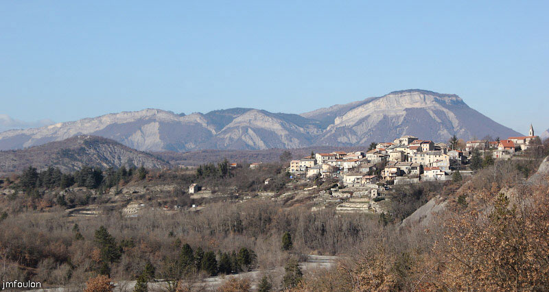 theze-01web.jpg - Thèze - vue depuis le Haut-Planet. En bas, la Durance. Au loin les crêtes des Selles