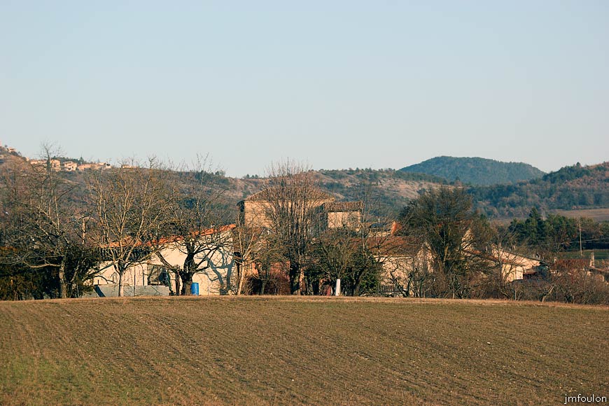theze-03web.jpg - Thèze et son château (voir la galerie dédiée) Au loin, Sigoyer