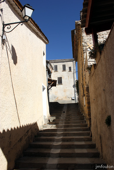 theze-07web.jpg - Théze - Escalier menant derrière le château dont on voit en haut une partie de la façade Sud