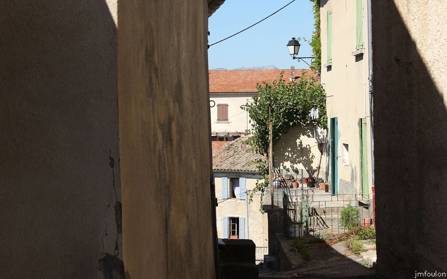 theze-09web.jpg - Théze - La même ruelle. Vue vers l'Ouest