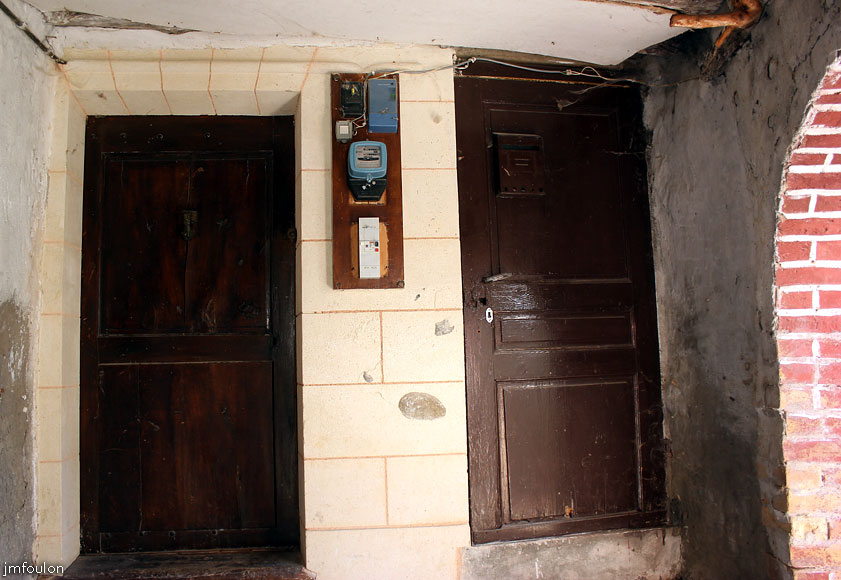 theze-11web.jpg - Théze - Porte d'entrées sous un patio ouvert