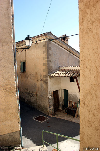 theze-13web.jpg - Théze - Arrivée de la ruelle sur une rue