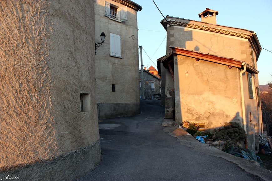 theze-19web.jpg - Théze - La même rue vue depuis l'Ouest au couchant cet hiver