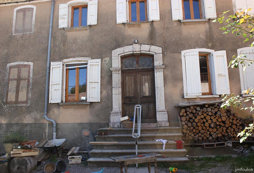 theze-20web.jpg - Théze - Une superbe maison donnant sur une cour. Ancienne mairie-Ecole, gendarmerie ? ... Si quelqu'un sait ! ....