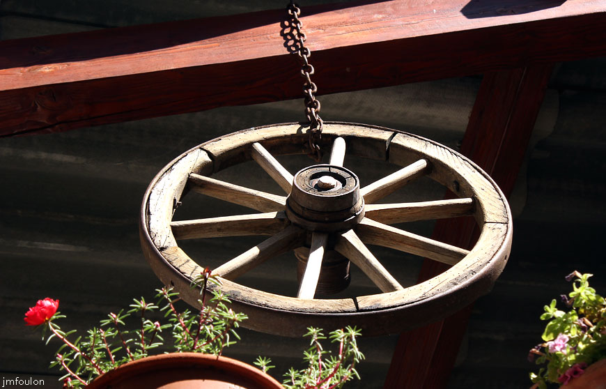 theze-22web.jpg - Théze - Sur une poutre de la même terrasse couverte