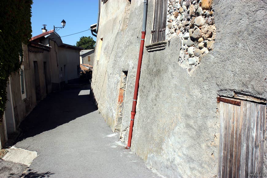 theze-25web.jpg - Théze - Une rue au Sud du village (autre vue)