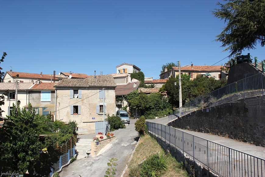 theze-26web.jpg - Théze - Vue vers le Nord du village. A droite, on monte au sommet du village vers le château (voir la galerie dédiée)