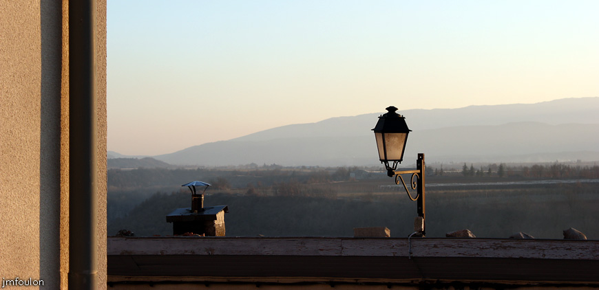 theze-30web.jpg - Théze - Vue vers le Nord cet hiver 2012 au mois de janvier. Au loin au 1er plan:  Le Molard. Au second plan:  Chapage et Lure