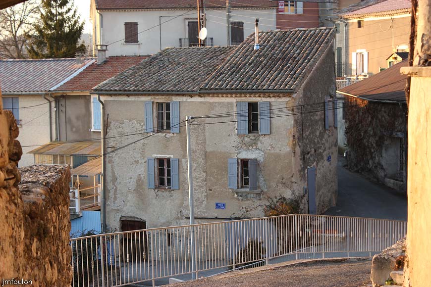 theze-31web.jpg - Théze - Croisement de rues au centre du village