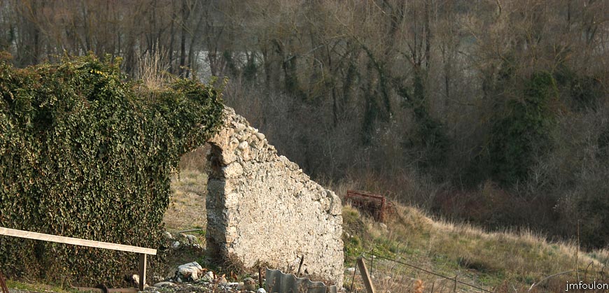 theze-34web.jpg - Théze - Mur et passage vers les jardins en restanques (voir la galerie dédiée)