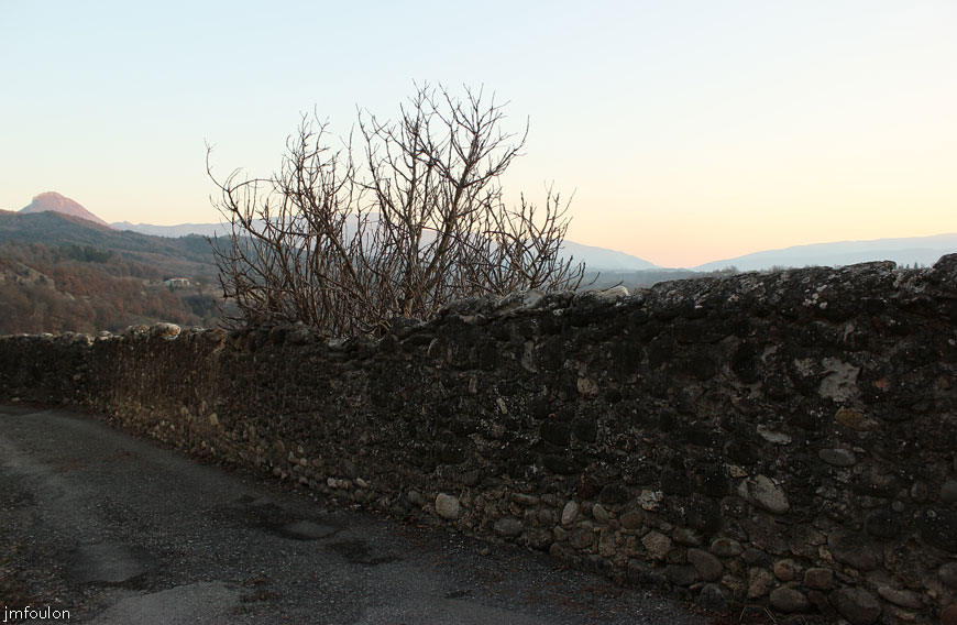 theze-35web.jpg - Théze - Mur au Sud du village.