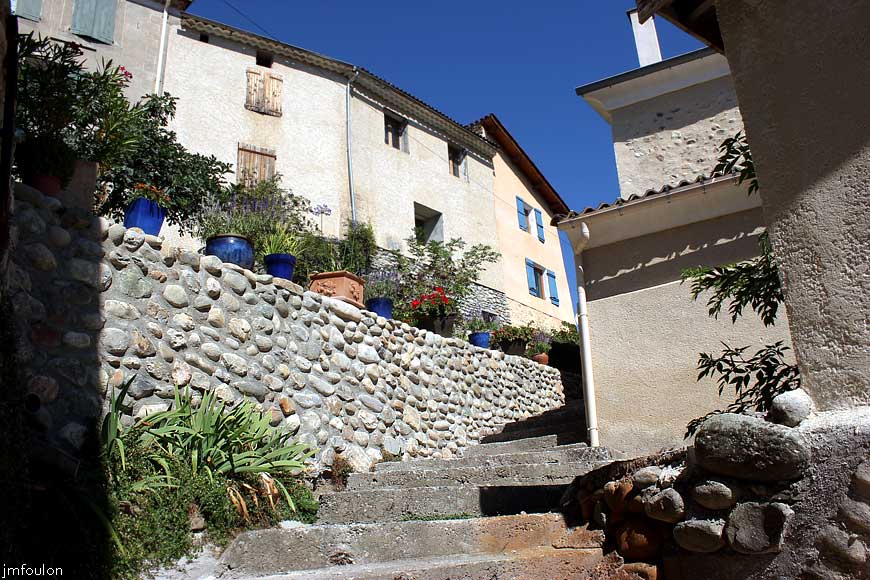 theze-40web.jpg - Théze - Montée vers le village depuis le Balcon de la Fournaise plus haut