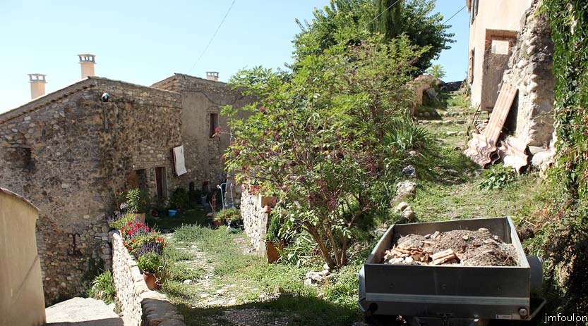 theze-42web.jpg - Théze - Croisement de ruelles. Certainement l'endroit le mieux conservé du village. A droite on devine encore la calade sous les herbes