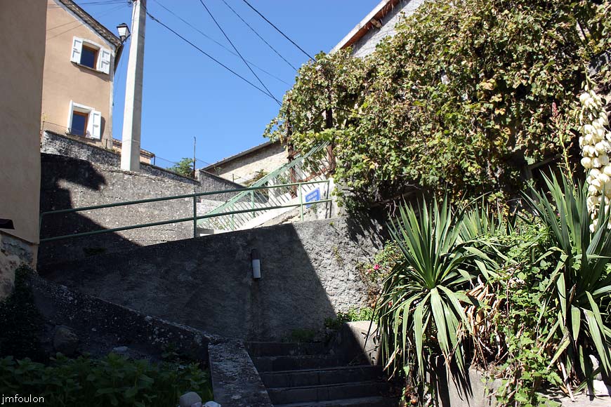 theze-43web.jpg - Théze - Montée vers le village depuis le Balcon de la Fournaise