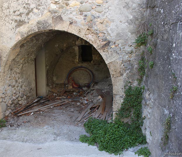 theze-44web.jpg - Théze - Impasse voutée hélas souillée par des déchets de chantier, donnant sur ce qui pourrait être un ancien four à pain (?) Peut- être le four banal (?)