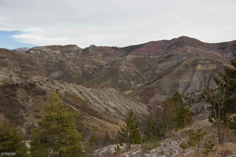 tour-du-puy-004.jpg - La Crête de Charene. Un harmonieux mélange de marnes, de conglomérats, de molasse rouge et de grès