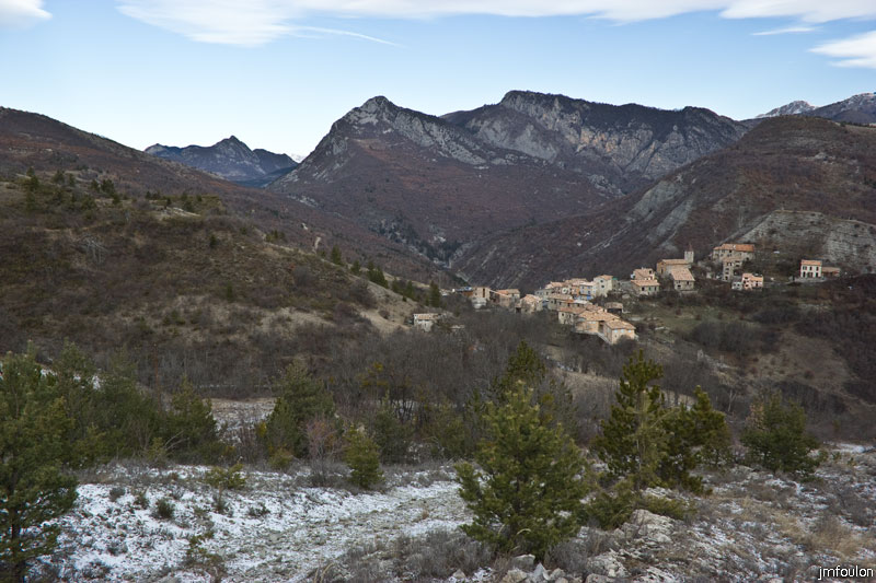 tour-du-puy-005.jpg - Reynier - De gauche à droite la Montagne de Reynier (1448 m au Passage de Palabiouse) Au loin, Jalinier (1465 m)  Montagne de Briançon (1407 m) Barre du Château (1498 m) l'Adret de la Folie (1052 m)