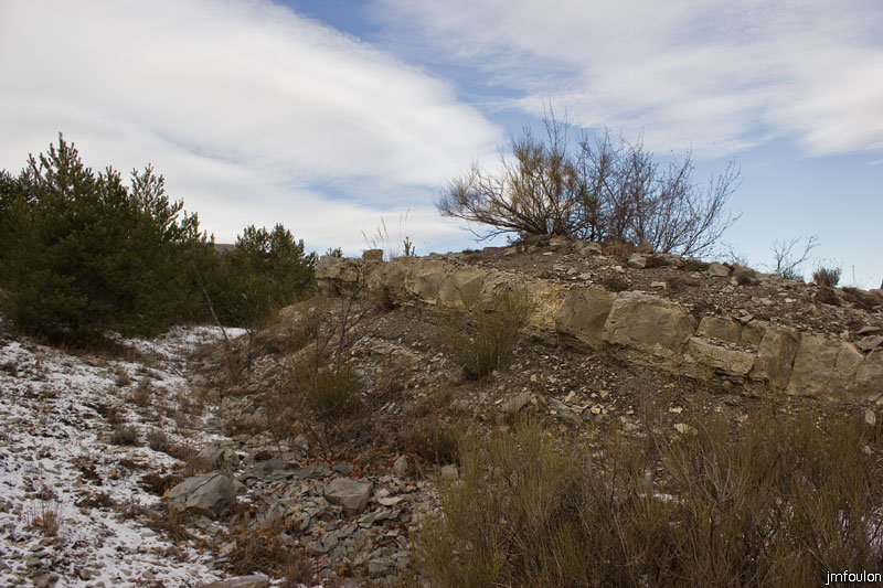tour-du-puy-007.jpg - Plus loin sur le sentier. Celui-ci est un très ancien sentier muletier dont il reste quelques traces d'aménagement