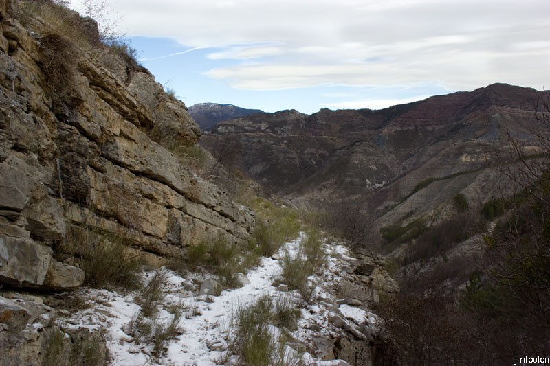 tour-du-puy-011.jpg - Le sentier un peu plus loin. Celui-ci monte jusqu'aux ruines de Dalmas que nous verrons plus tard dans cette galerie. A droite du sentier, le Ravin du Sap