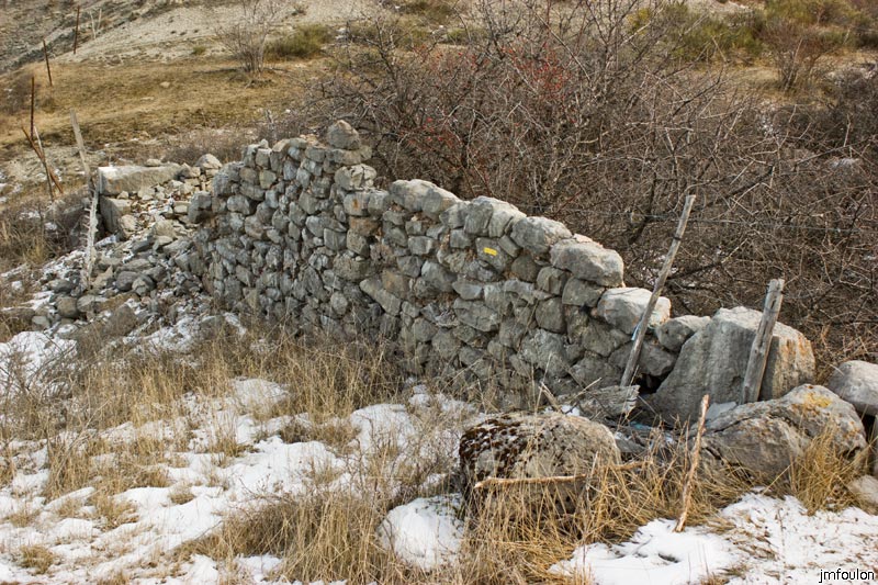 tour-du-puy-015.jpg - Les vestiges de la bergerie de Dalmas. Nous sommes à 1246 m d'altitude