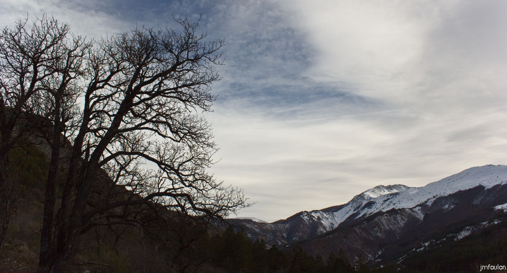 tour-du-puy-019.jpg - De droite à gauche au second plan - Crête du Raus (18832 m) Les Monges (2115 m) Coste belle (2106 m) et la Crête de Maladrech (1562 m)