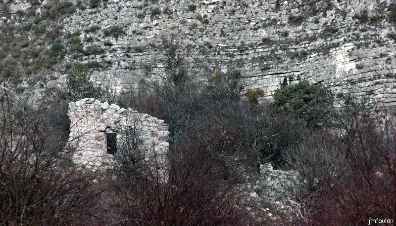tour-du-puy-034.jpg - Ruine au Pied de la Crête de la Pinée (zoom)