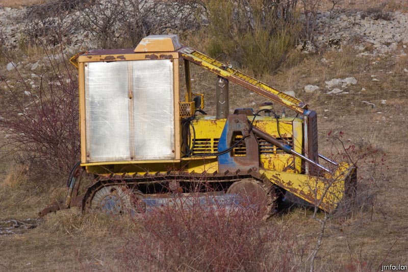 tour-du-puy-036.jpg - Vieux chenillard. La civilisation n'est jamais bien loin ! ...