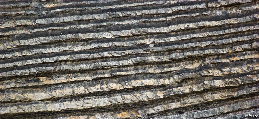 tour-du-puy-045.jpg - Strates sur les flancs de la crête de la Colle