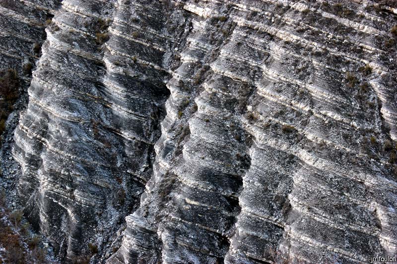 tour-du-puy-047.jpg - Ambiance minérale sur les flancs Sud de la Crête qui porte sur sa cime le cimetière de Reynier qui se trouve sur l'emplacement du château médiéval aujourd'hui totalement disparu