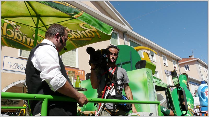 tour-france-165web.jpg - Le barman: Mais qu"est ce qu'il a ? ...  Le Caméraman: J'en peut plus !