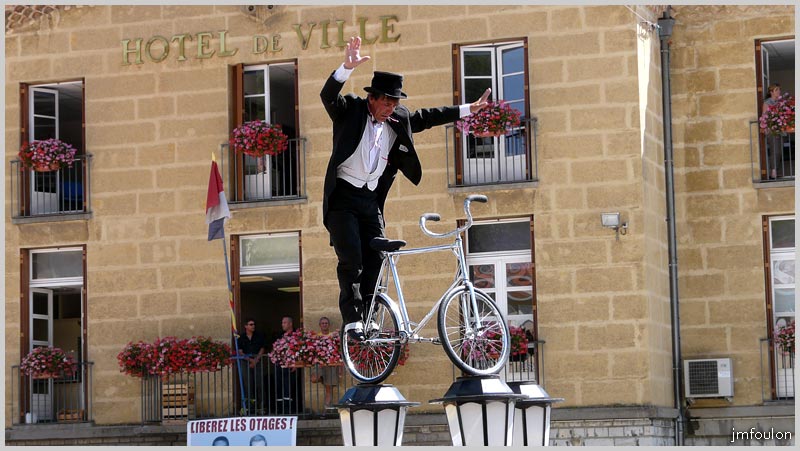 tour-france-111web.jpg - Acrobate dans le Village Départ