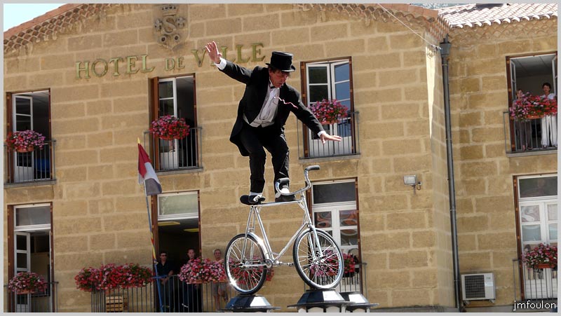 tour-france-114web.jpg - Acrobate dans le Village Départ