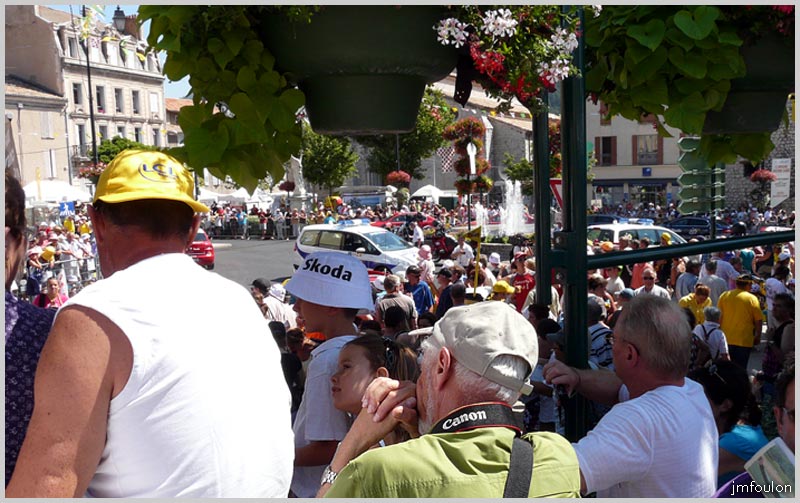 tour-france-222web.jpg - La ligne de départ et le rond point