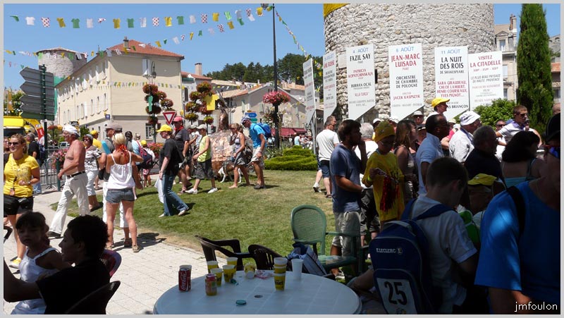 tour-france-227bweb.jpg - Au pied de la tour